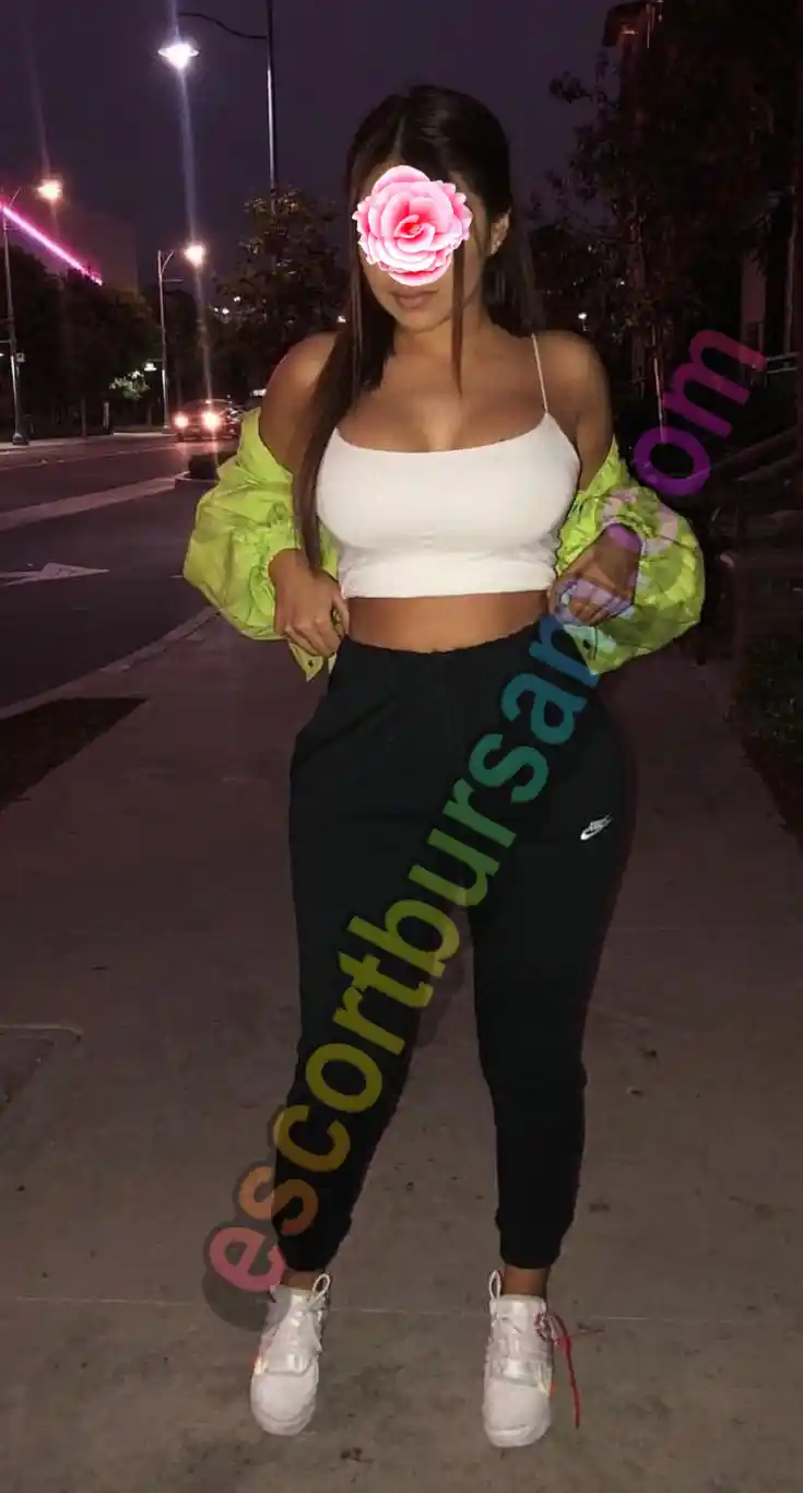 Banyoda Vererek Farklı Bir İlişki Sunacak Escort Esra